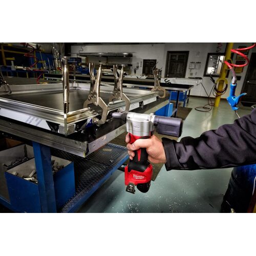 Огляд акумуляторного заклепувального інструменту Milwaukee M12
