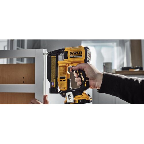 DEWALT представляє новий акумуляторний нейлер 23 калібру